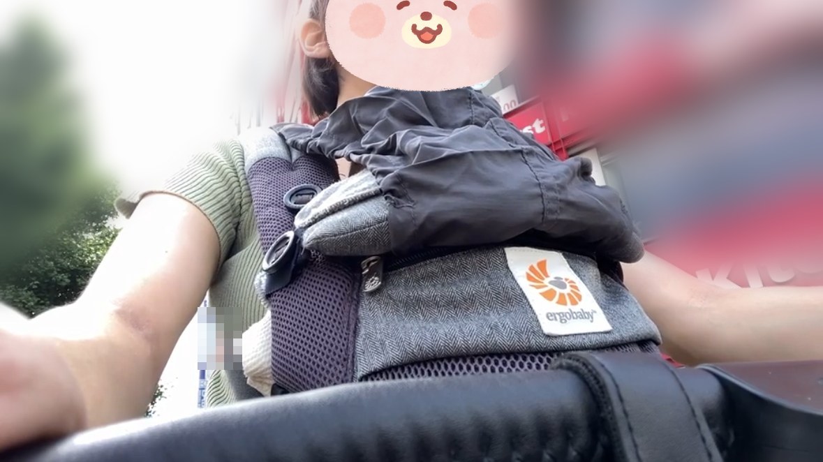 エルゴの肩ひもにボタンで留めた、たたんだフード