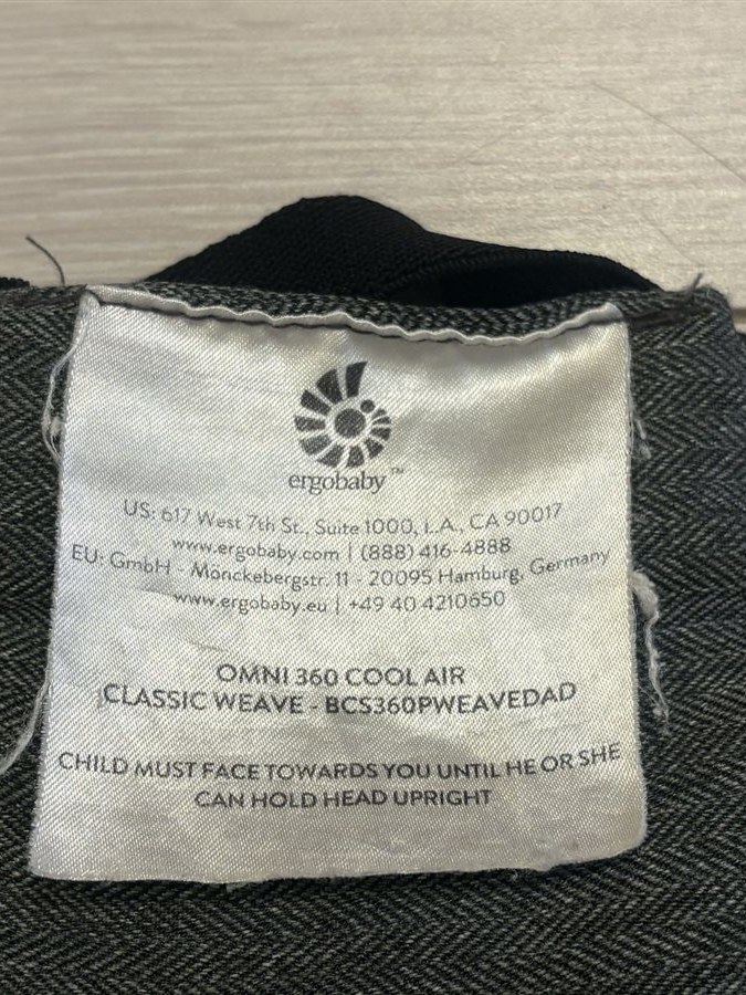 エルゴのタグ。OMNI 360 COOL AIR、CLASSIC WEAVE と書かれている