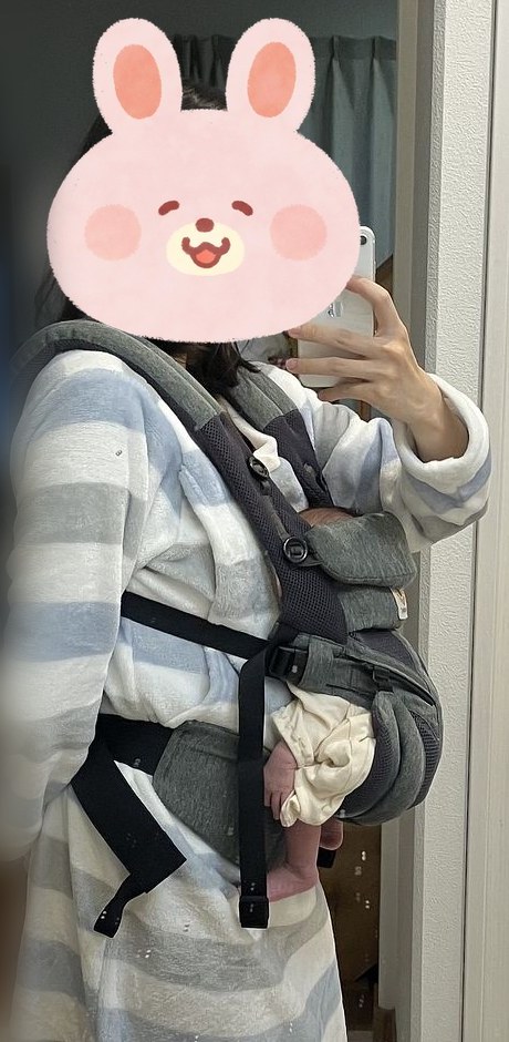 同じ日に横から撮った写真。赤ちゃんの体と抱っこ紐のあいだのすき間