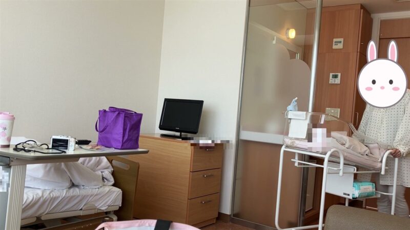 個室の新生児用ベッドとテレビ