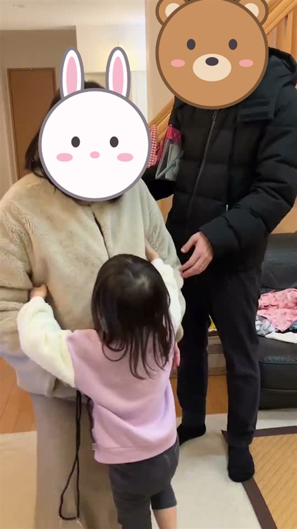 病院に向かう前に上の子を抱きしめる母