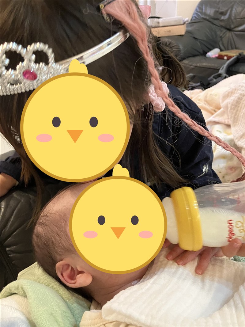 弟にミルクをあげる上の子