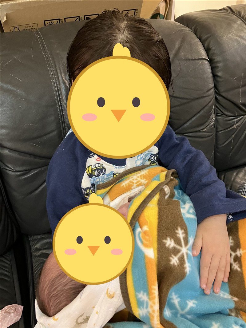 退院の日の夜、座って弟を抱っこする上の子