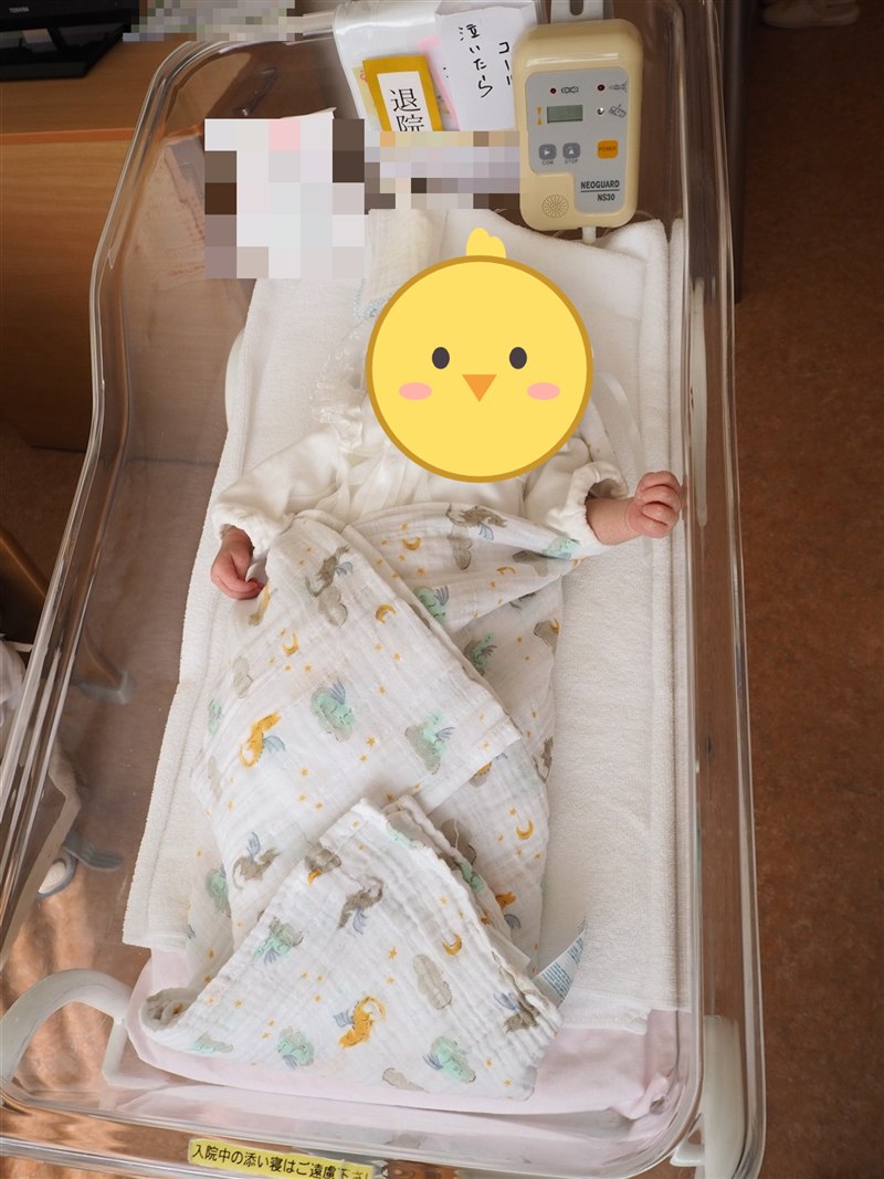 退院の日の新生児用ベッドの赤ちゃん