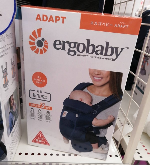お店の棚に並んだエルゴベビー ADAPT の箱
