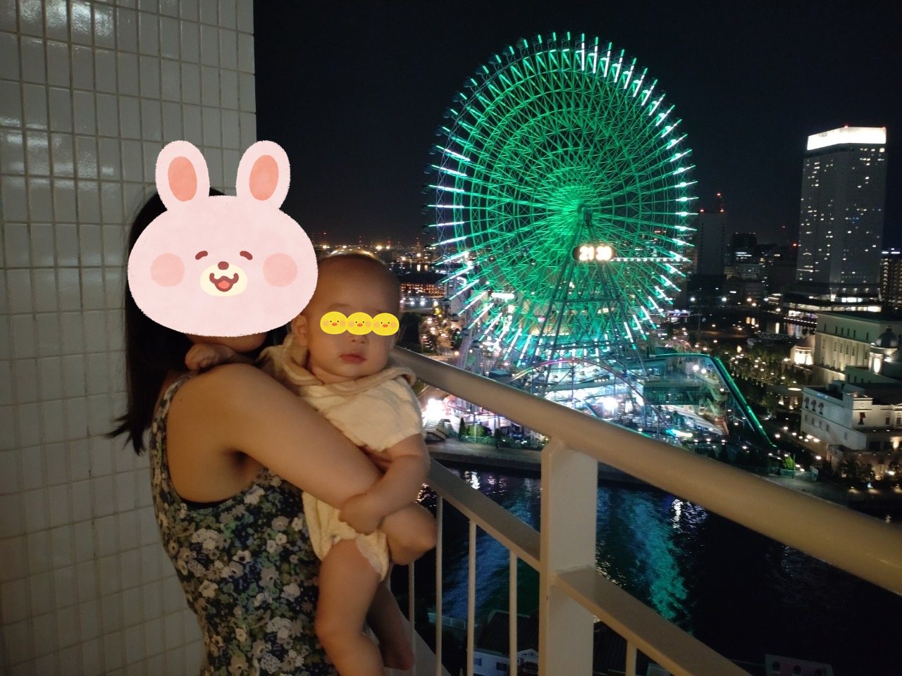 1回目のバルコニーで、生後4か月の息子を抱っこして夜の観覧車を見るはねしま