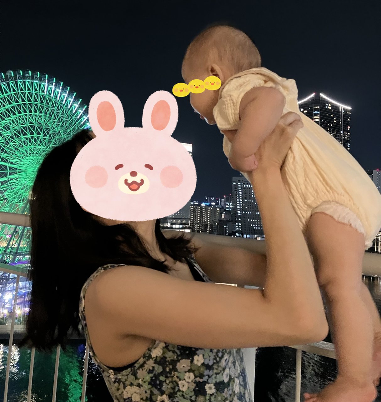 1回目、夜のバルコニーで観覧車を背に息子を高い高いするはねしま