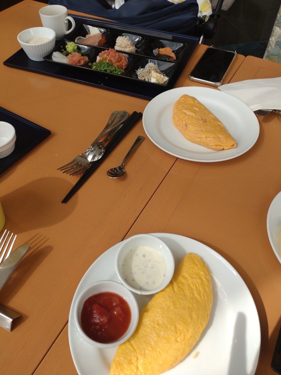 1回目の朝食。シェフが目の前で作るオムレツ