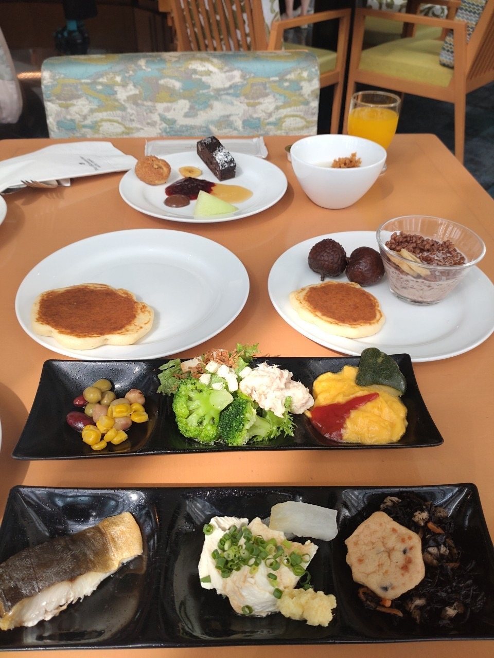 1回目の朝食。自分で焼いたパンケーキと和洋のおかず