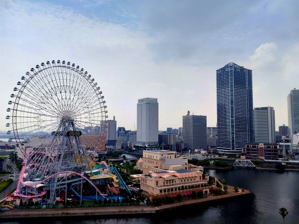1回目の部屋から見た、昼の観覧車とみなとみらい