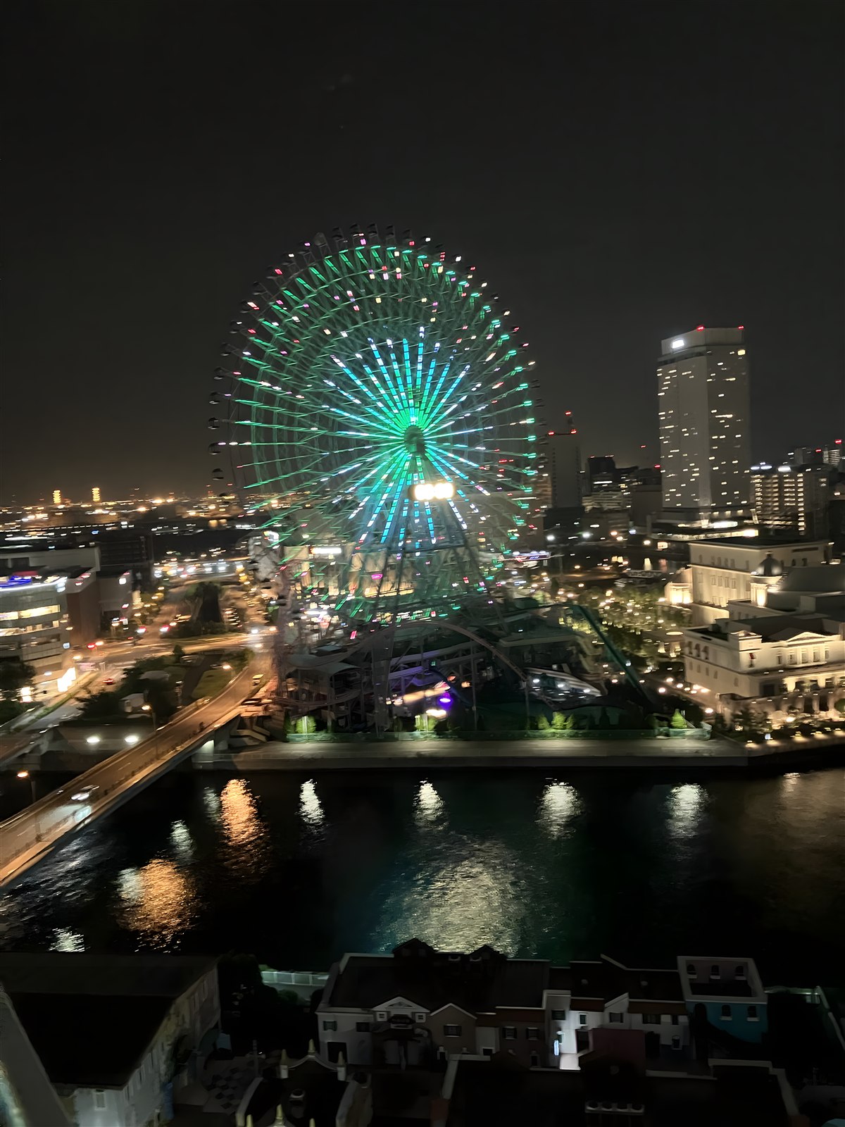 1回目の部屋から見た、緑に光る夜の観覧車
