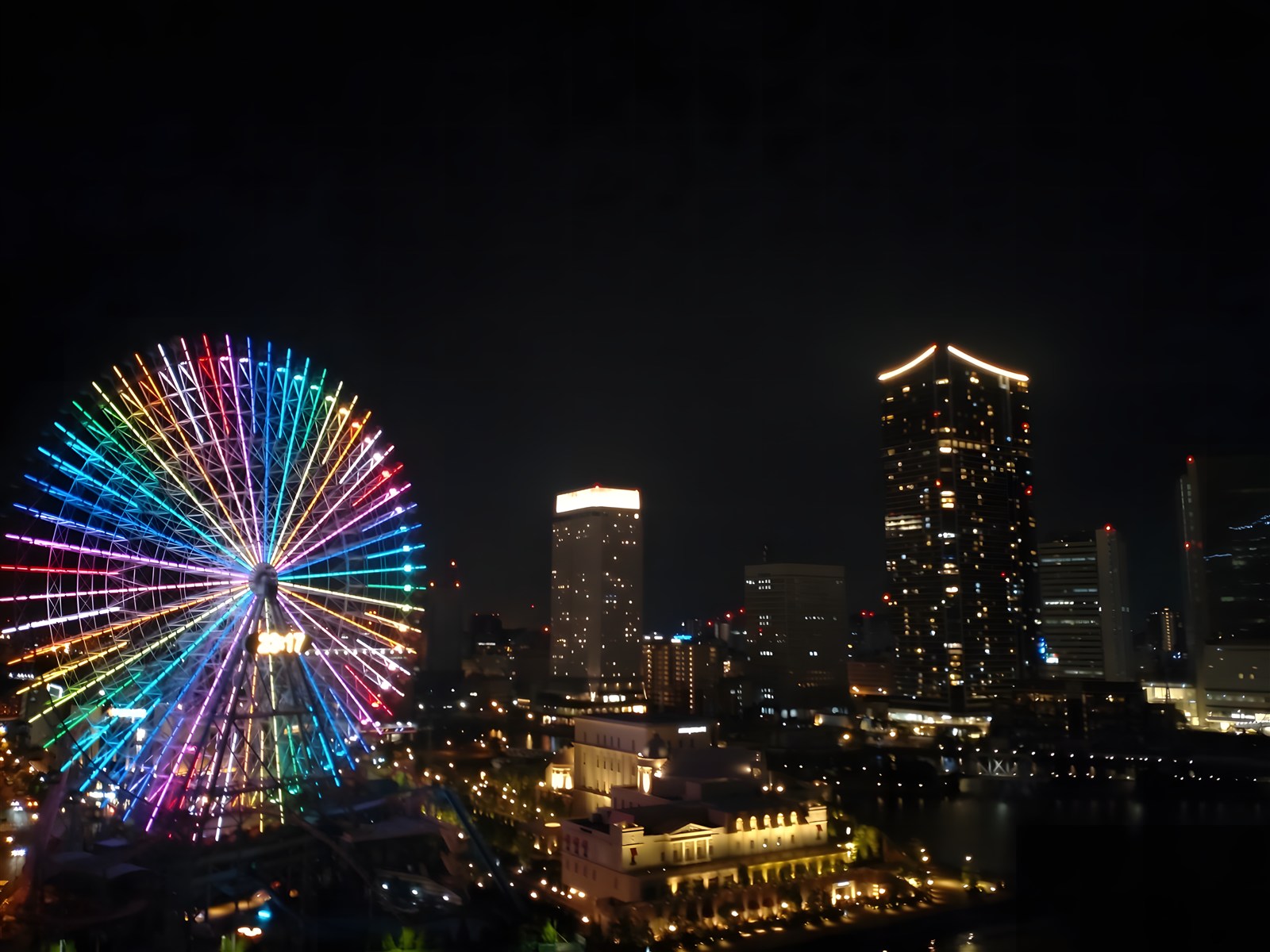 横浜ベイホテル東急の部屋から見た、虹色に光る夜の観覧車