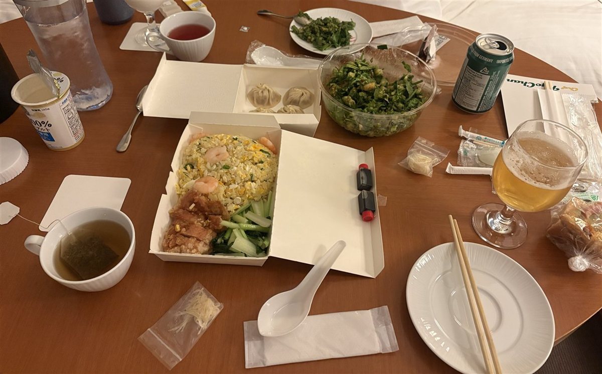 部屋のテーブルに並べたテイクアウトの夕ごはん
