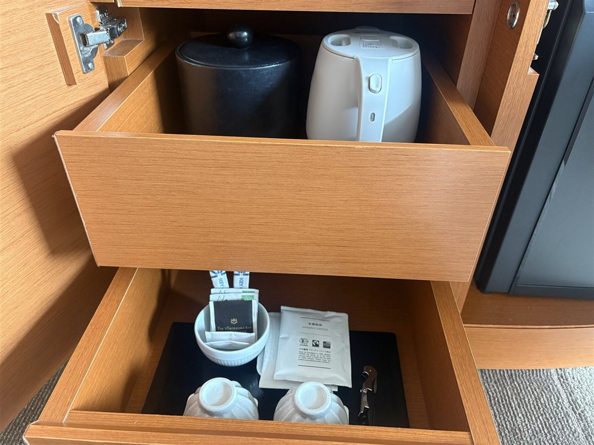 引き出しの中の電気ケトルとコーヒー、黒いアイスペール
