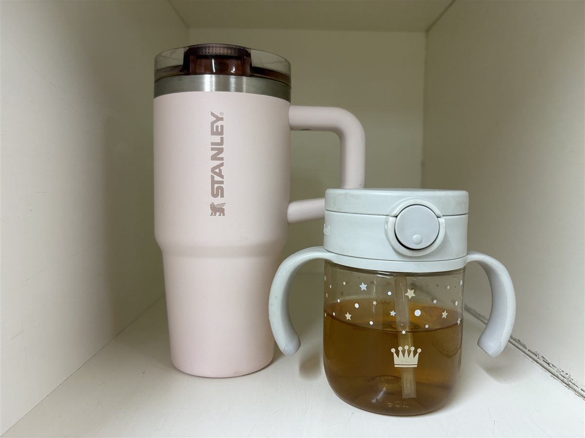 息子のストローマグと、娘のストロー付きタンブラー