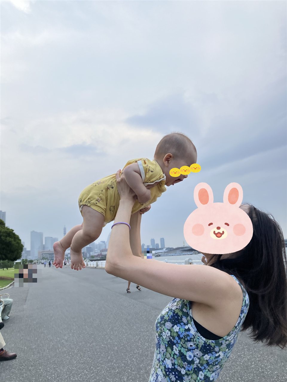 山下公園で、生後4か月の息子を高い高いするはねしま