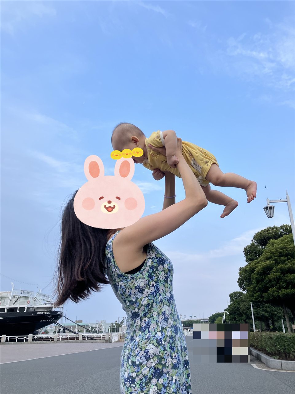 山下公園の氷川丸の前で、息子を高い高いするはねしま